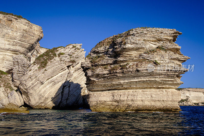 Bonifacio的白色石灰岩悬崖和著名的，风景如画的科西嘉“le grain de sable”岩层，法国。